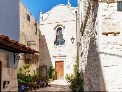 ...che accompagna lo sguardo all�ottocentesca chiesa dell�Addolorata, oggi sconsacrata